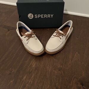 Sperry Women’s 8.5  Cream and Brown Boat Shoes NWT